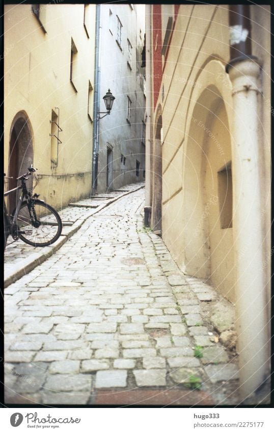 Gasse Passau Niederbayern Bayern Stadt Stadtzentrum Altstadt Menschenleer Haus Bauwerk Gebäude Mauer Wand Fassade Fahrrad Stein hell Kopfsteinpflaster oben