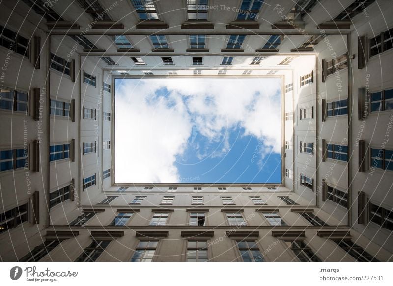 Courtyard Himmel Gebäude Architektur Fassade Fenster groß hoch Perspektive Symmetrie Immobilienmarkt himmelwärts Innenhof Wien Farbfoto Außenaufnahme