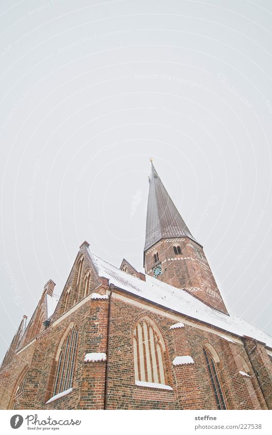 Pisa für Arme Wolkenloser Himmel Winter Schnee Salzwedel Kirche Religion & Glaube Backstein Farbfoto Außenaufnahme Textfreiraum oben Freisteller Kirchturmspitze