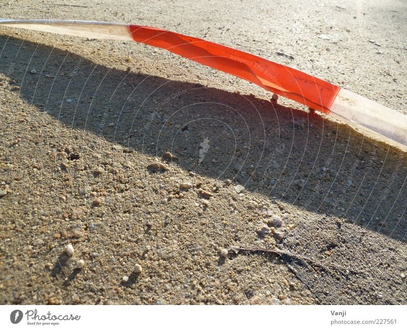 Hinter der Absperrung Erde rot weiß Schnur Tatort Farbfoto Außenaufnahme Nahaufnahme Detailaufnahme Tag Licht Schatten Warnfarbe Menschenleer Barriere