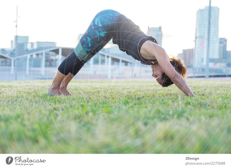 Schönes Mädchen nimmt an Yoga im Park teil Lifestyle harmonisch Erholung Sport Frau Erwachsene Jugendliche Natur Gras sitzen grün Kraft Konzentration