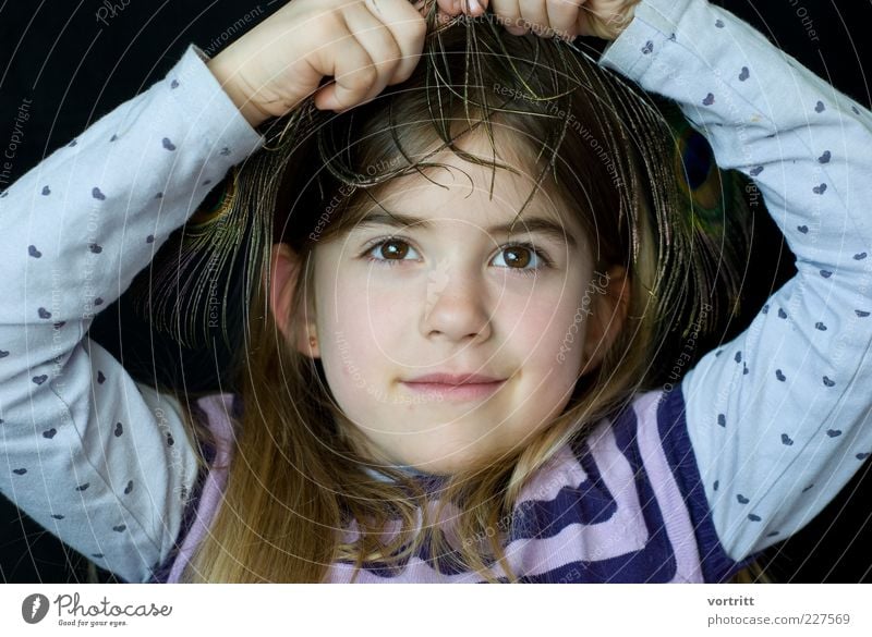 verschmitzt Mensch Kind Mädchen Kindheit Kopf 1 3-8 Jahre brünett Bewegung ästhetisch authentisch Freude Fröhlichkeit Stil Pfauenfeder T-Shirt Farbfoto