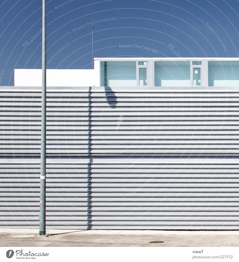 Summer + Light :: Haus Architektur Mauer Wand Fassade Fenster Metall Linie Streifen ästhetisch authentisch einfach elegant frisch modern oben blau Einsamkeit