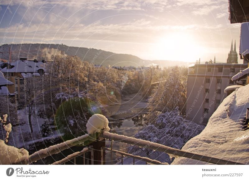 decembermorning Sonnenlicht Winter Schnee Fluss Marburg Stadt Menschenleer Haus Kirche Balkon Dach leuchten ästhetisch blau gelb silber weiß ruhig Hoffnung