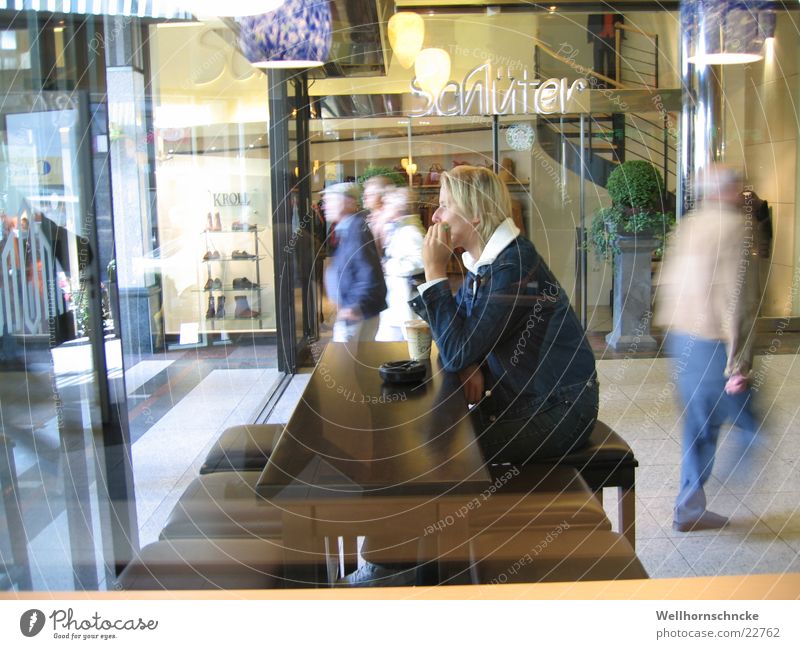 kaffeepause Pause Erholung Stadt Café Frau ruhig Denken Stress lecker Mensch Kaffee sitzen Düsseldorf shadow arkaden nachdenken starbucks