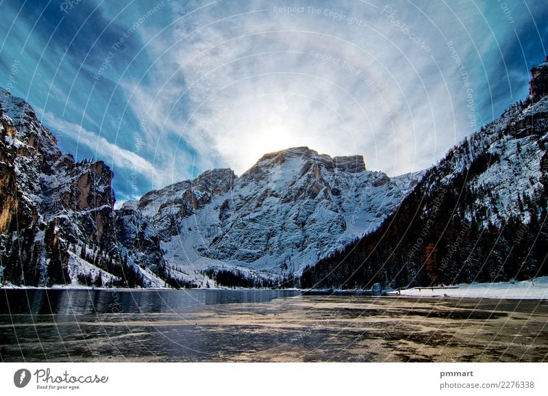 schneebedeckter Gebirgssee mit Bergen und blauem Himmel schön Ferien & Urlaub & Reisen Tourismus Abenteuer Sonne Winter Schnee Berge u. Gebirge Wassersport