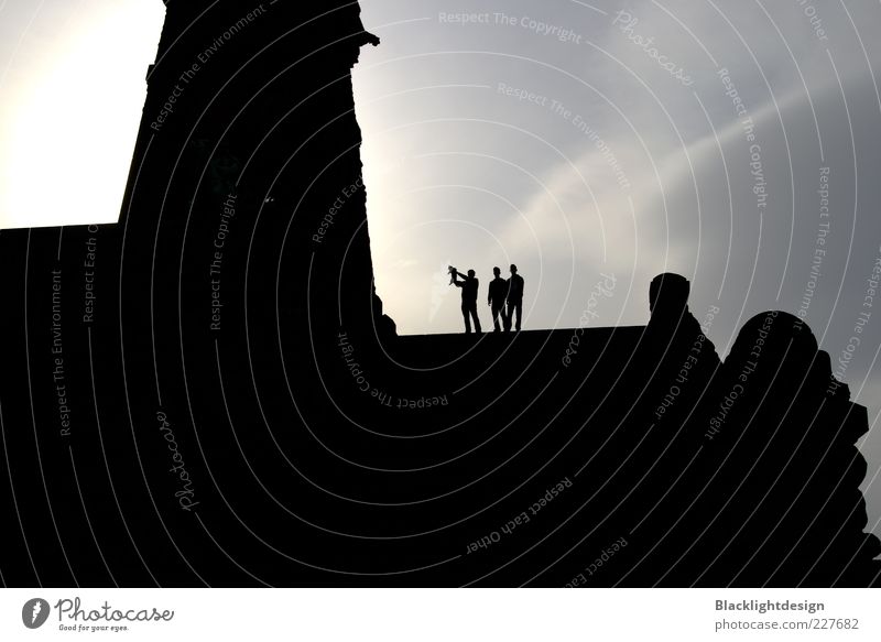 Silhouette König der Katzen Mensch maskulin 3 Menschengruppe Himmel Wolken Sonnenlicht Hügel bevölkert Ruine Turm Bauwerk Gebäude Sehenswürdigkeit Denkmal