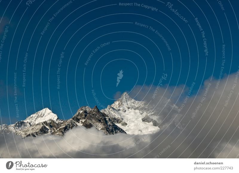 ^^^^ Berge u. Gebirge Umwelt Landschaft Klima Gipfel Schneebedeckte Gipfel blau weiß Schweiz Alpen Kanton Wallis Textfreiraum oben Panorama (Aussicht)