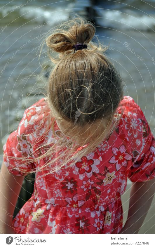 Ich, der Farbklecks. Sommer Strand Meer Wellen Wasser Wind Farbfoto mehrfarbig Außenaufnahme Tag Blick nach unten Haare & Frisuren Haarsträhne Sommerkleid