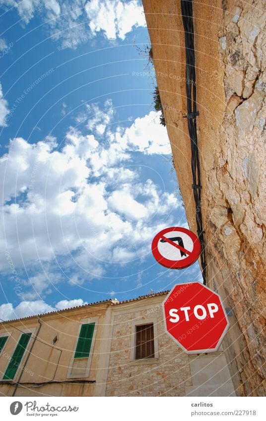 Wer bremst, ist feige Wolken Haus Verkehrszeichen Verkehrsschild alt Ordnungsliebe Mallorca Fensterladen Naturstein Natursteinfassade blau grün rot abbiegen