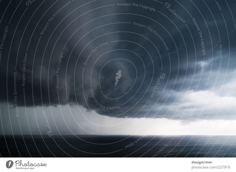 Warnung Umwelt Urelemente Wasser Himmel Wolken Gewitterwolken Horizont Klima Klimawandel Wetter schlechtes Wetter Unwetter Sturm Regen Nordsee Meer dunkel