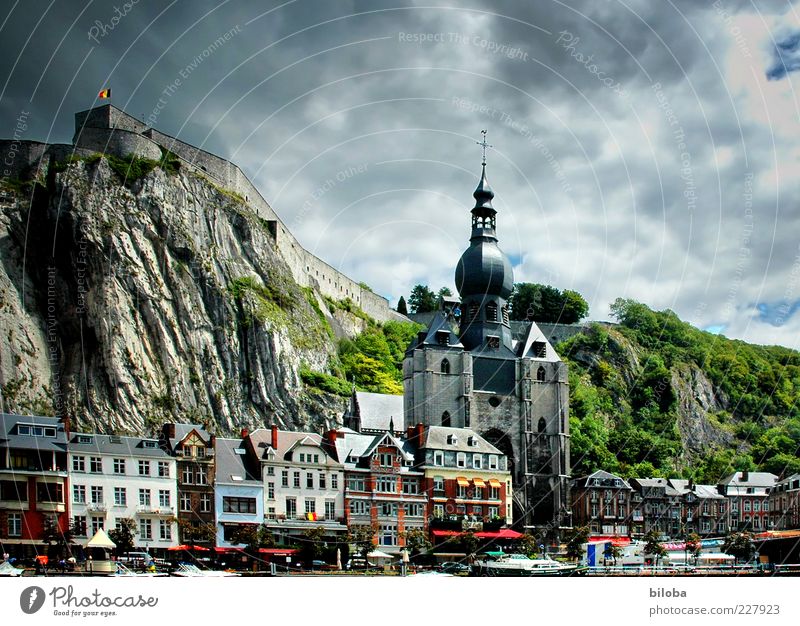 Rock City Gewitterwolken Dorf Stadt Altstadt Haus Kirche Bauwerk Gebäude Architektur Mauer Wand Sehenswürdigkeit Wahrzeichen mehrfarbig grau grün Stimmung