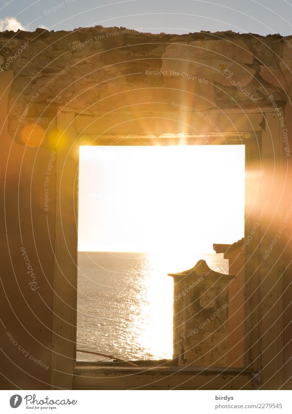 Durchblick | Sonne Licht Wärme Himmel Horizont Sonnenlicht Schönes Wetter Meer Ruine Mauer Wand Fenster Schornstein leuchten hell positiv Stadt Hoffnung