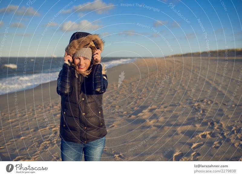 Schönheit, die einen wasserdichten Wintermantel trägt Glück schön Gesicht Freizeit & Hobby Ferien & Urlaub & Reisen Abenteuer Strand Frau Erwachsene Sand Herbst