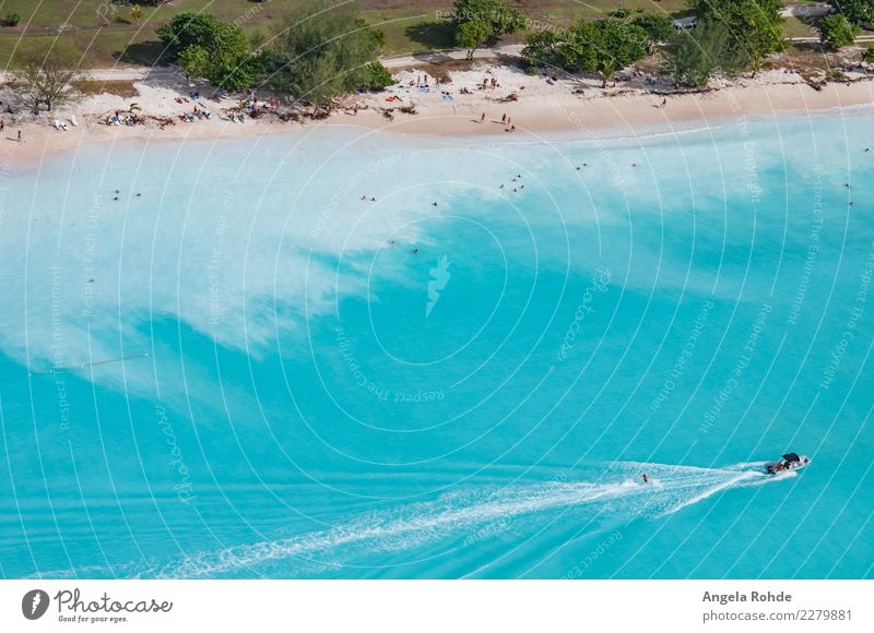 Ein Strand der karibischen Insel Antigua Reichtum Freude Schwimmen & Baden Freizeit & Hobby Wasserski Wasserskifahrer Ferien & Urlaub & Reisen Tourismus Ferne