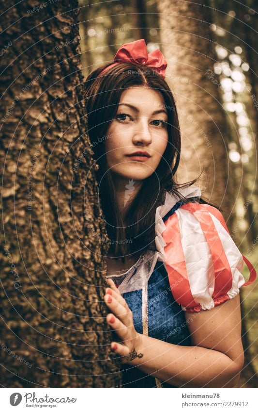 Märchenhaft Haare & Frisuren Haut Mensch feminin Junge Frau Jugendliche Leben Kopf Gesicht Arme Hand 1 18-30 Jahre Erwachsene Natur Baum Wald Kleid Stoff