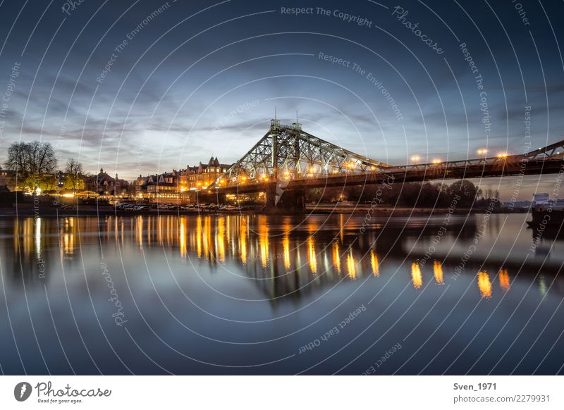 Blaues Wunder Dresden Tourismus Städtereise Sonnenaufgang Sonnenuntergang Flussufer Elbe Deutschland Europa Stadt Stahl blau gelb Loschwitz Dämmerung Farbfoto