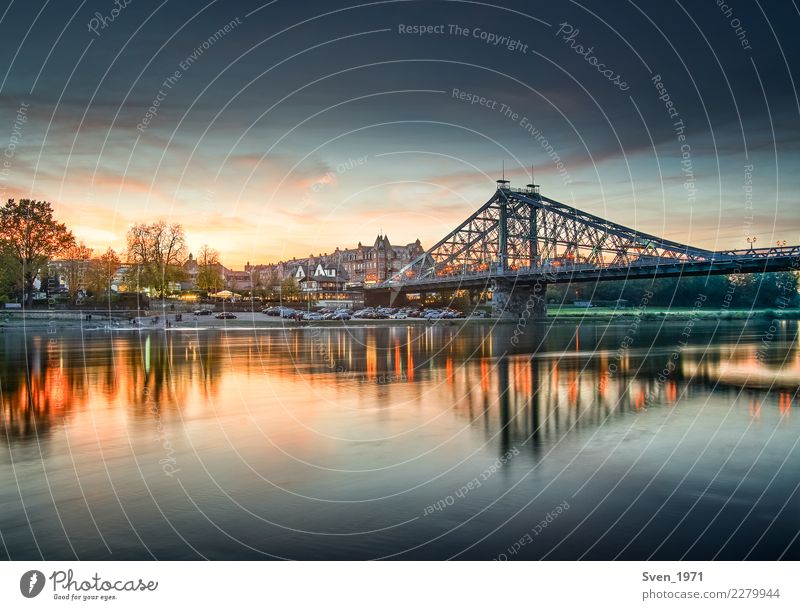 Blaues Wunder Dresden Landschaft Wasser Sonnenaufgang Sonnenuntergang Flussufer Deutschland Europa Stadt Brücke Stahl blau orange Stimmung Loschwitz Elbe