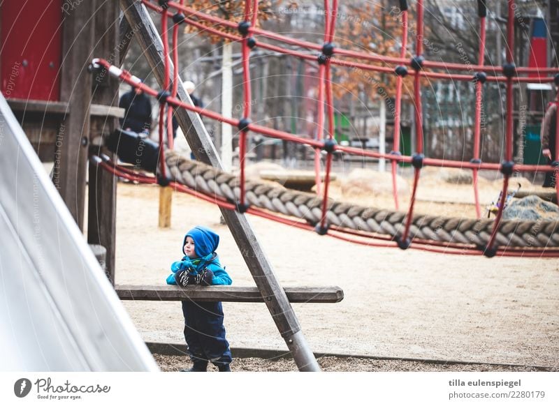 Kleiner Mann, was nun? Freizeit & Hobby Spielen Ausflug Winter Kind Kleinkind Kindheit 1 Mensch 1-3 Jahre Mütze beobachten Lächeln stehen warten Freundlichkeit