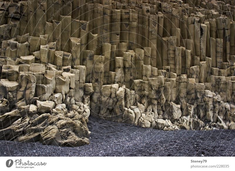 Basaltgestein Natur Landschaft Sand Felsen Stein außergewöhnlich eckig braun grau bizarr Gesteinsformationen Basaltformation Island Basaltsäulen Vulkangestein