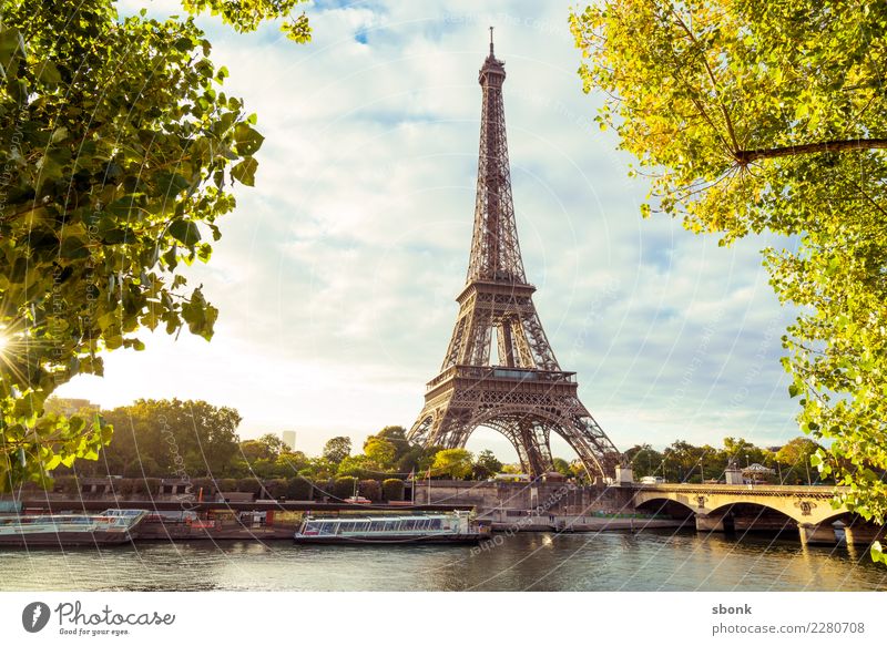 Eiffelturm am Morgen Paris Stadt Sehenswürdigkeit Wahrzeichen Denkmal Liebe Frankreich Tour d'Eiffel Farbfoto Außenaufnahme Menschenleer Textfreiraum Mitte