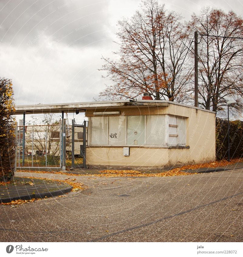 pförtnerhaus Himmel Wolken Herbst Pflanze Baum Menschenleer Haus Bauwerk Gebäude Architektur Straße trist Einfahrt Zufahrtsstraße Gelände Farbfoto Außenaufnahme