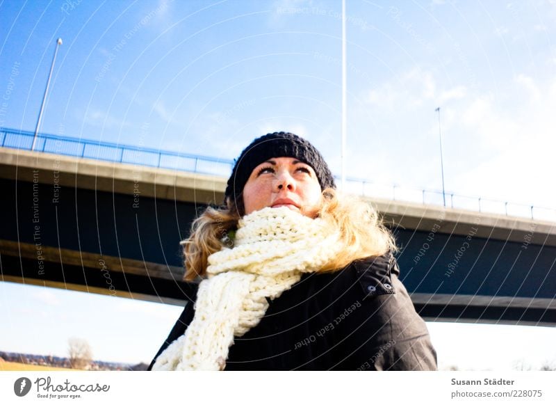 Suse feminin Frau Erwachsene Kopf Haare & Frisuren 1 Mensch Blick Zufriedenheit Tapferkeit selbstbewußt Optimismus Schal Mütze Winter Brücke himmelblau Laterne