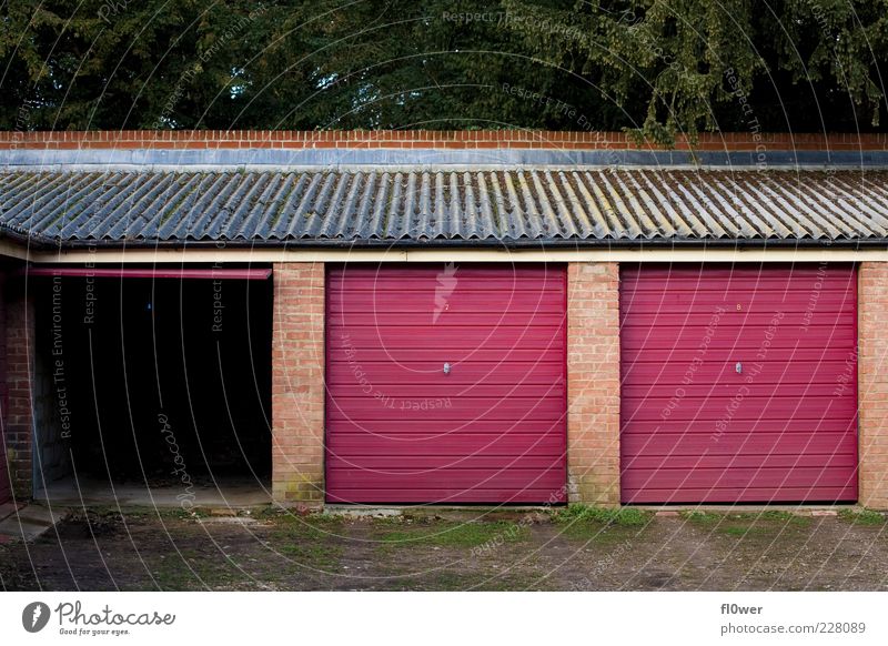 auf – zu - zu Umwelt Natur Gras Bauwerk Gebäude Dach Dachrinne Garage Garagentor alt grün rot Sicherheit Schutz bedrohlich Mittelstand offen geschlossen