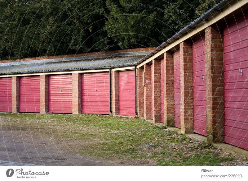 vieeeeelllle Garagen Mittelstand Umwelt Natur Gras Platz Gebäude Dachrinne alt viele grün rosa rot Sicherheit Schutz Garagentor Einfahrt Flachdach Farbfoto