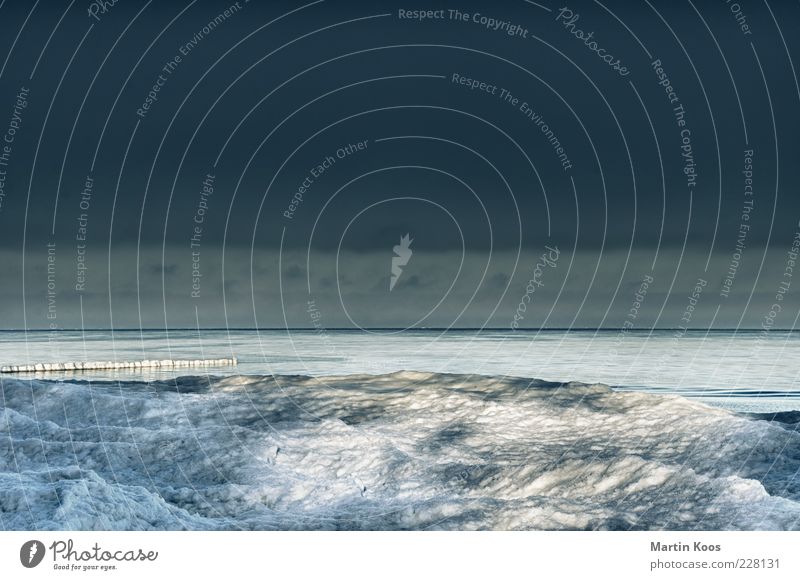 Usedom Nebensaison Natur Landschaft Wasser Wolken Klima Klimawandel Eis Frost Schnee Wellen Ostsee Meer blau grau weiß ästhetisch kalt Tourismus Horizont