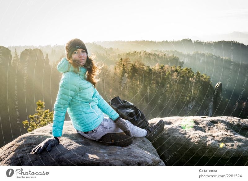 Sonnendurchflutet, junge Frau im winterlichen Elbsandsteingebirge feminin 1 Mensch 18-30 Jahre Jugendliche Erwachsene Landschaft Himmel Winter Schönes Wetter