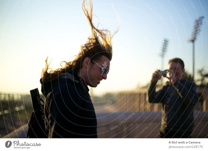 hair-raising Mensch maskulin Mann Erwachsene Haare & Frisuren 2 30-45 Jahre fliegen Lächeln lachen ungeheuerlich Freude Fotografieren Lüftungsschacht Ventilator