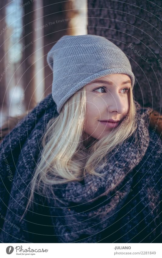 Portrait der jungen Frau im Winter Lifestyle Freude Ausflug Abenteuer Freiheit Schnee Winterurlaub Mensch feminin Junge Frau Jugendliche 1Menschliches Wesen