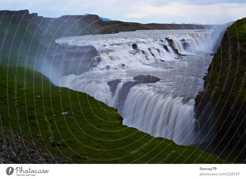 Gullfoss Natur Landschaft Wasser Schlucht Fluss Wasserfall groß braun grau grün Kraft Macht Energie Island Gischt Naturgewalt Farbfoto Gedeckte Farben