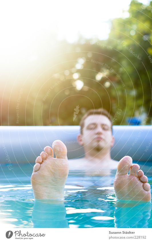 hang loose maskulin Mann Erwachsene Fuß Schwimmen & Baden Schweben Wasser Schwimmbad Fußsohle Kinnbart Beckenrand blau Wasseroberfläche nass ruhig Erholung