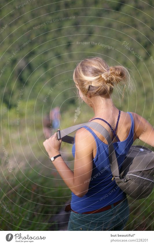 auf geht's° wandern Mensch feminin Junge Frau Jugendliche Rücken 18-30 Jahre Erwachsene stehen Farbfoto Außenaufnahme Tag Rückansicht Rucksack