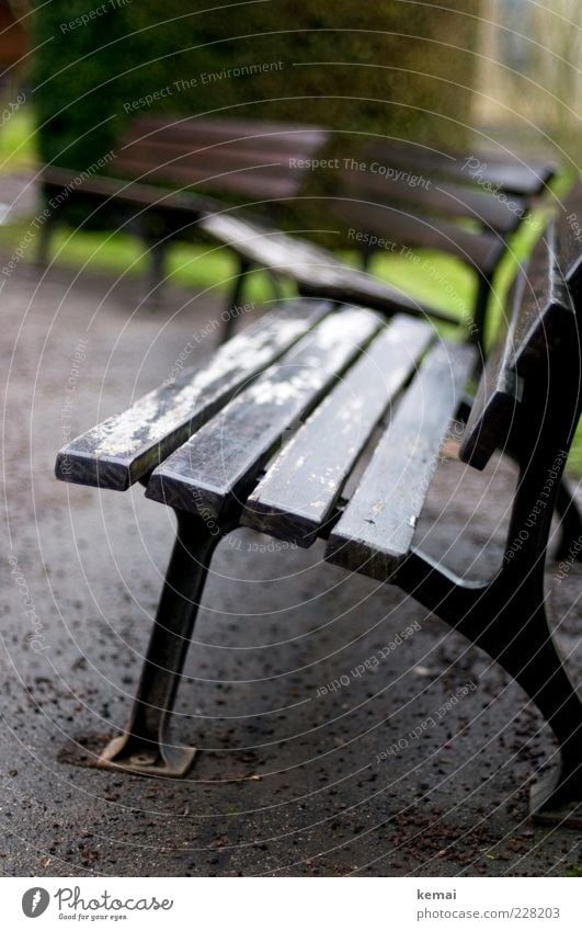 Kein Bankwetter Winter schlechtes Wetter Regen Park Parkbank Holzbank alt gebraucht Kieselsteine Asphalt leer Einsamkeit 3 Halbkreis Farbfoto Gedeckte Farben