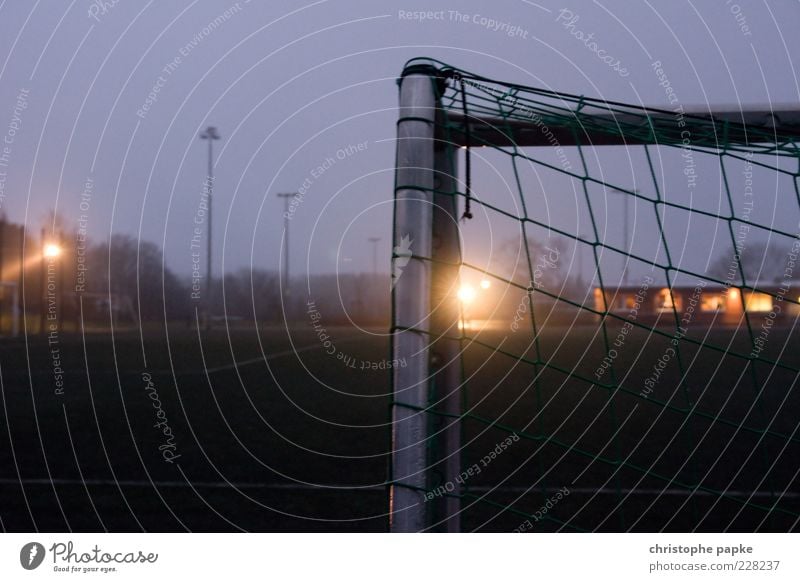 Ecke Freizeit & Hobby Sport Ballsport Fußball Sportstätten Sportveranstaltung Fußballplatz Stadion Metall Stahl stehen dunkel Konkurrenz Netz leer Tor DFB