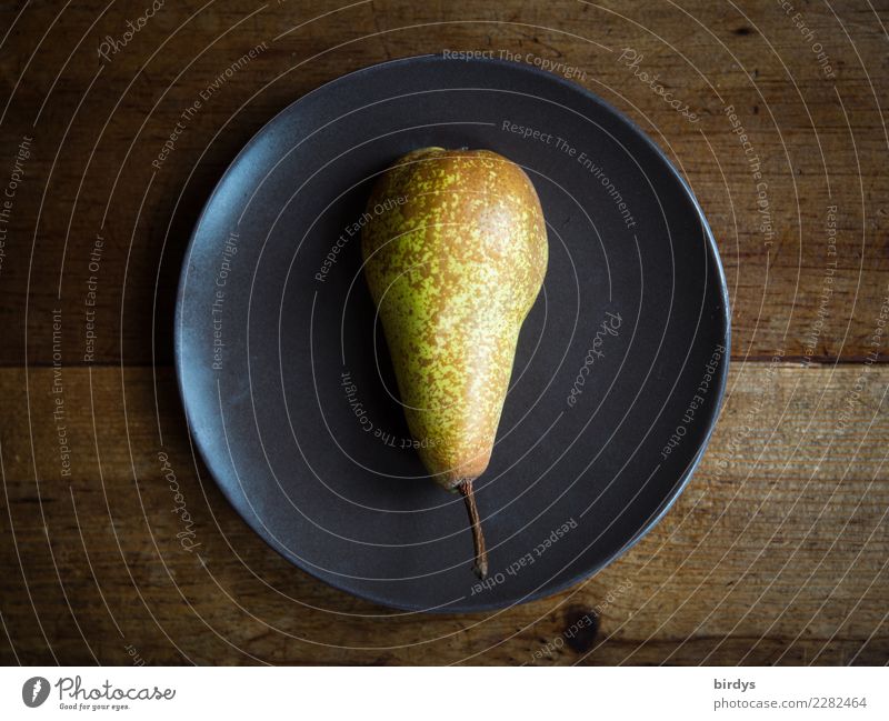 Ein Teller Birne Frucht Ernährung Vegetarische Ernährung Diät Gesundheit Gesunde Ernährung Holztisch einfach frisch lecker positiv saftig braun gelb vernünftig