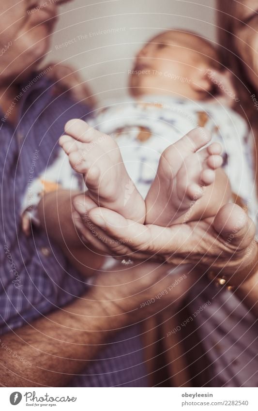 Neugeborenes Baby, welches die Welt erfährt schön Haut Gesicht Erholung Schlafzimmer Kind Kleinkind Junge Kindheit Hand Spielzeug Lächeln Liebe schlafen träumen