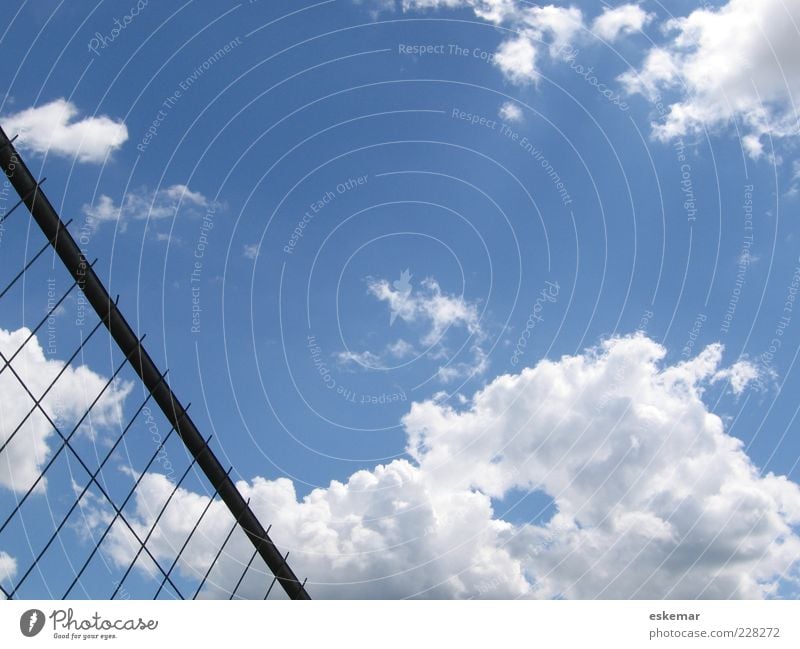 Grenze Himmel Wolken Schönes Wetter Menschenleer ästhetisch blau Barriere Zaun Gitter Draht Drahtzaun Halt Gitterzaun Metallzaun Freiheit Farbfoto Außenaufnahme