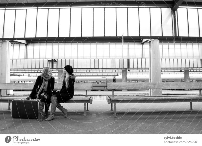 waiting for the train Mensch Junge Frau Jugendliche Freundschaft Verkehrsmittel Personenverkehr Bahnfahren Personenzug Bahnhof Bahnsteig Gleise sitzen sprechen