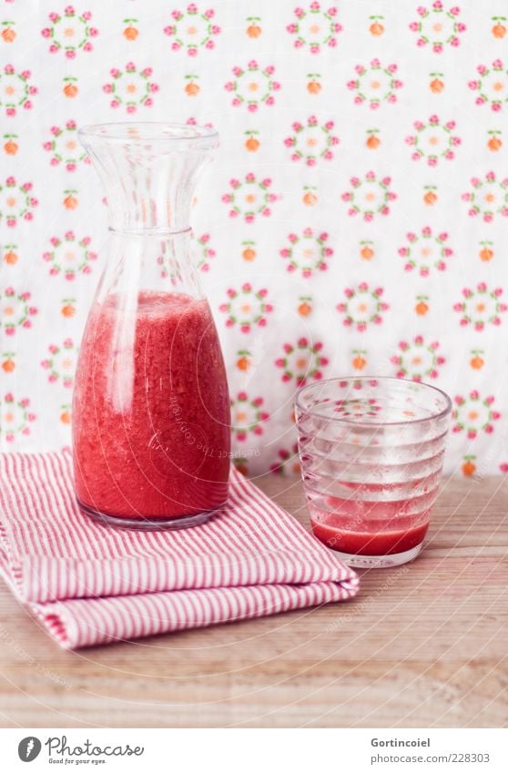 Beerensaft Lebensmittel Frucht Bioprodukte Getränk Erfrischungsgetränk Saft Flasche Glas lecker süß rot Foodfotografie Karaffen Erdbeeren Himbeeren Gesundheit