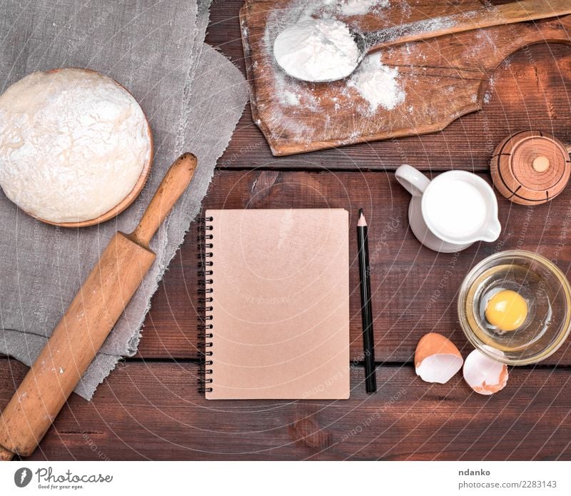 Teig und Zutaten Teigwaren Backwaren Brot Schalen & Schüsseln Tisch Küche Papier Holz Essen frisch natürlich oben braun weiß Bleistift Notebook Rezept