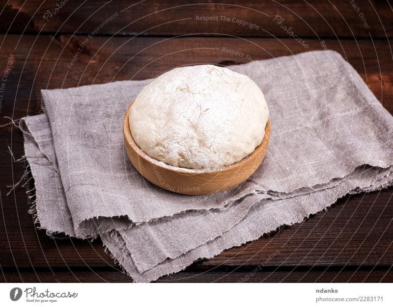 Hefeteig in einer hölzernen Schüssel Teigwaren Backwaren Brot Schalen & Schüsseln Tisch Küche Holz Essen frisch natürlich oben braun weiß Hintergrund