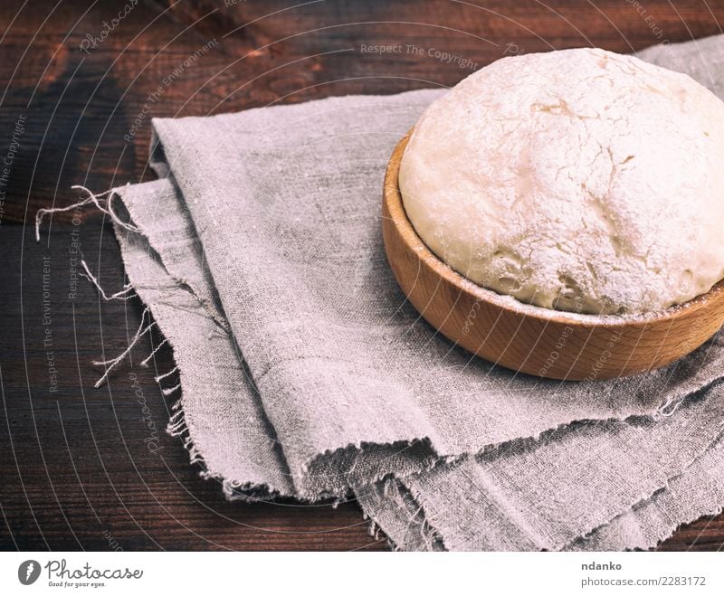 Hefeteig in einer hölzernen Schüssel Teigwaren Backwaren Brot Schalen & Schüsseln Tisch Küche Holz frisch natürlich oben braun weiß Hintergrund Vorbereitung