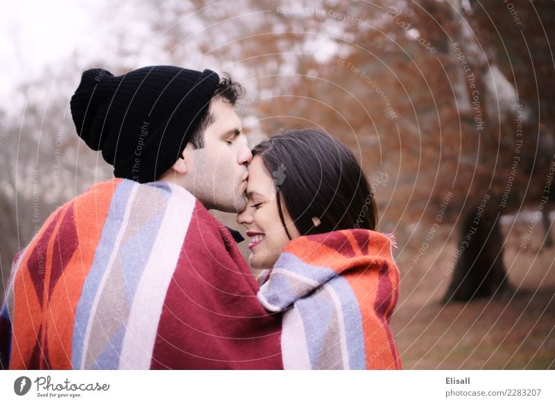 Gemütliches Paar Mensch Junge Frau Jugendliche Junger Mann 2 Küssen Lächeln lachen Liebe niedlich Engagement Herbst Winter gemütlich Wärme Glück Farbfoto