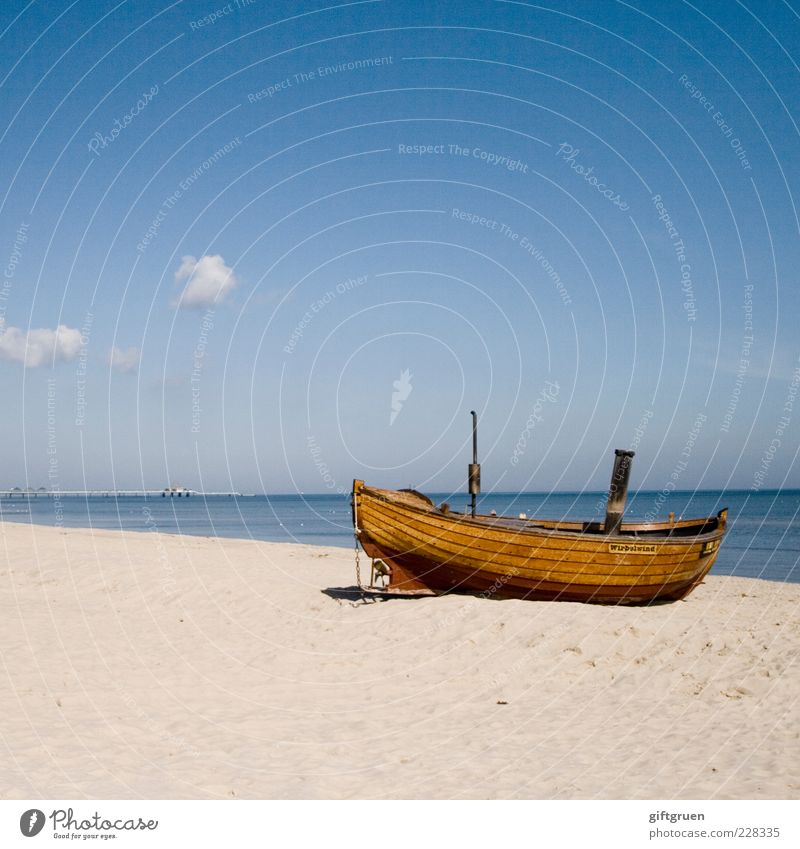 fischers fritz macht feierabend Fischerboot Umwelt Natur Landschaft Urelemente Sand Wasser Himmel Wolken Horizont Sommer Schönes Wetter Küste Strand Ostsee alt