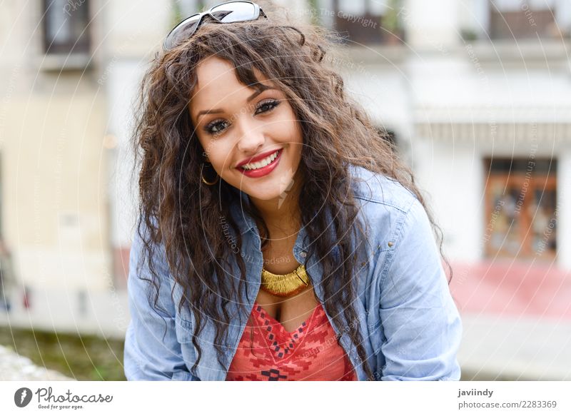 Gemischte Frau im urbanen Hintergrund, die Freizeitkleidung trägt. Lifestyle Stil Glück schön Haare & Frisuren Gesicht Mensch feminin Junge Frau Jugendliche