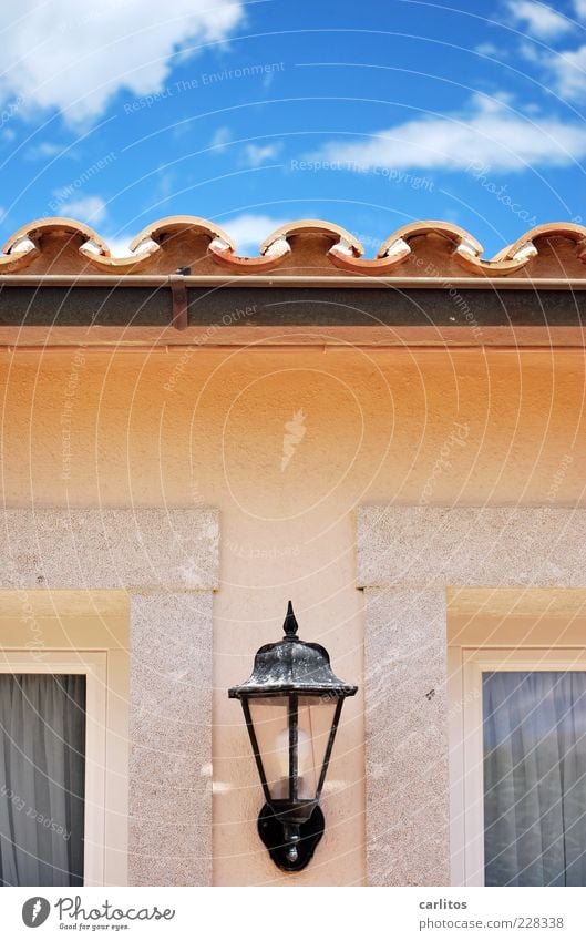 Haus am Meer Himmel Wolken Sommer Schönes Wetter Mauer Wand Fassade Fenster Dach Dachrinne ästhetisch eckig elegant einzigartig blau braun Symmetrie Dachziegel